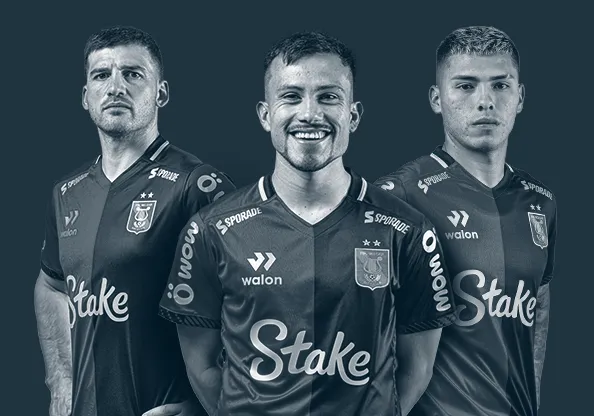 Tarjeta de evento deportivo visual con identidad de fútbol competitivo y apuestas en vivo